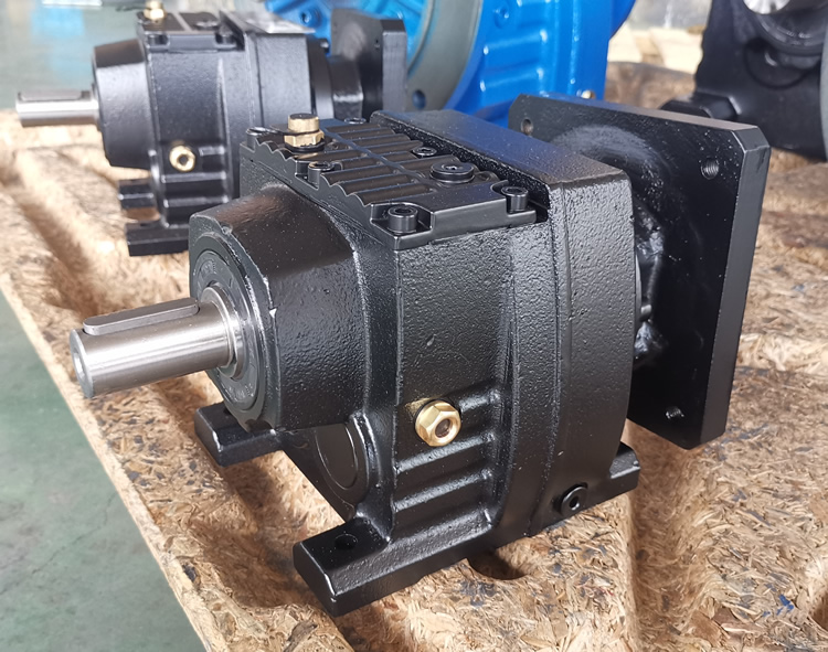 R37系列減速機的實物照片，輸入配伺服電機