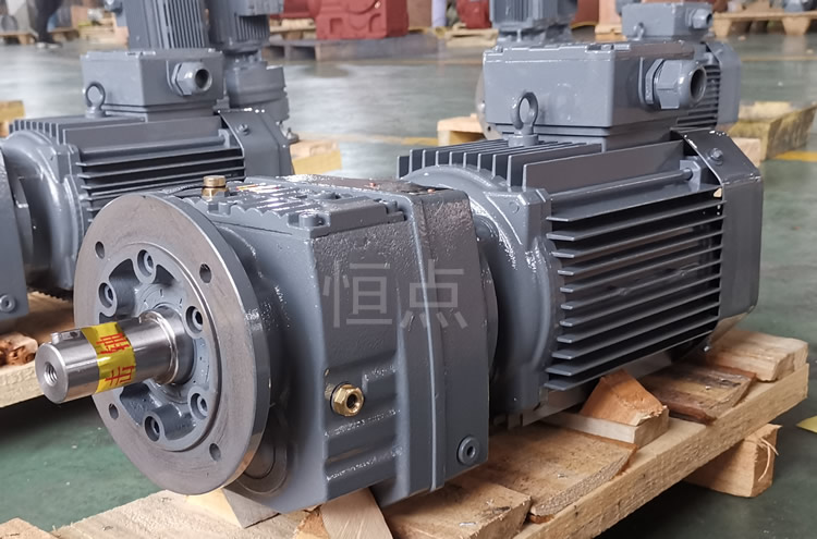 RF47系列減速機配直聯電機，立式安裝 輸出法蘭+軸 實物圖